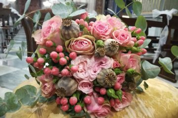 Bouquet, papavero, eucalipto, hypericum, rose
